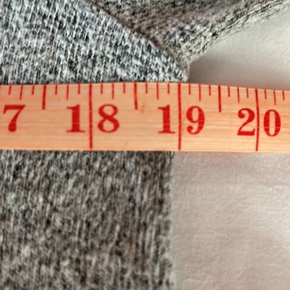 Simply Vera Vera Wang Womens Top Gray with White Pearls Size S Bell Slee… - Picture 9 of 12